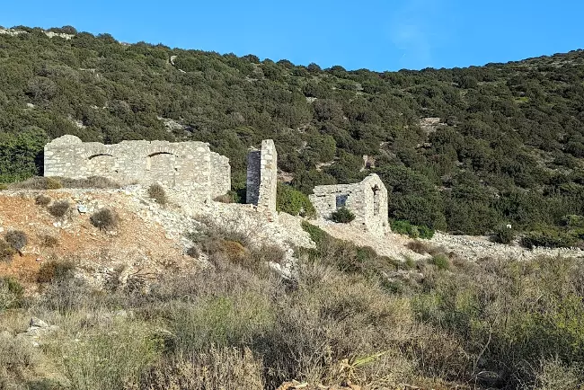 Costruzioni abbandonate nelle cave di marmo a Marathi.