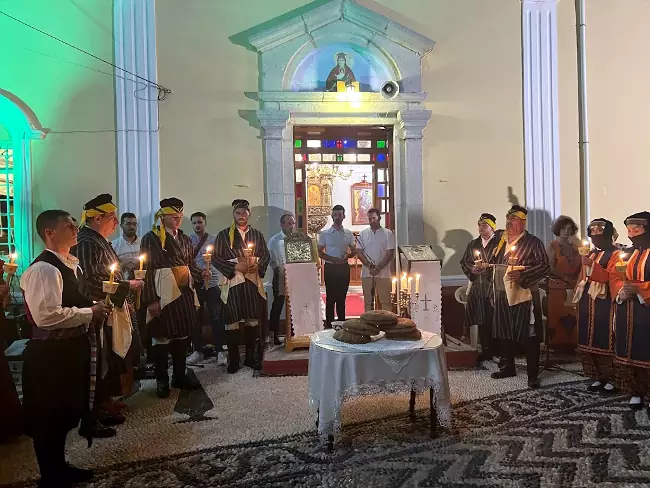 Una celebrazione nella chiesa della Vergine Maria a Kato Chora, isola greca di Simi.