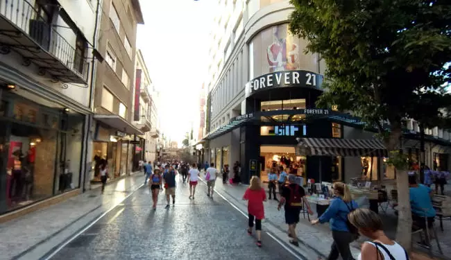Passeggio e shopping nelle vie centrali. Ermou è vicina a Syntagma.