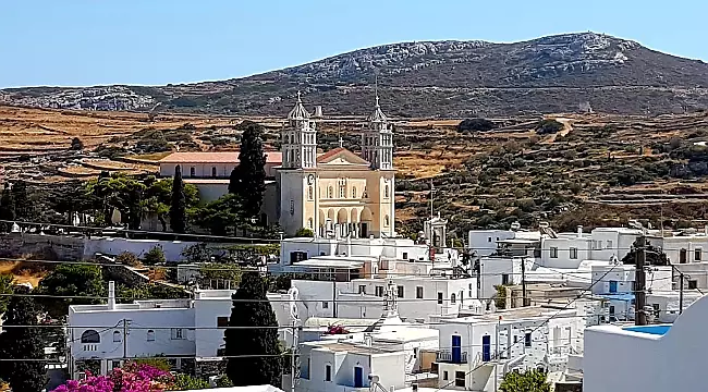 La chiesa di Agia Triada nel villaggio di Lefkes, sull'isola greca di Paros.