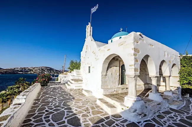 La chiesa di Agios Konstantinos che sorge su parte delle mura del Frangokastelo.