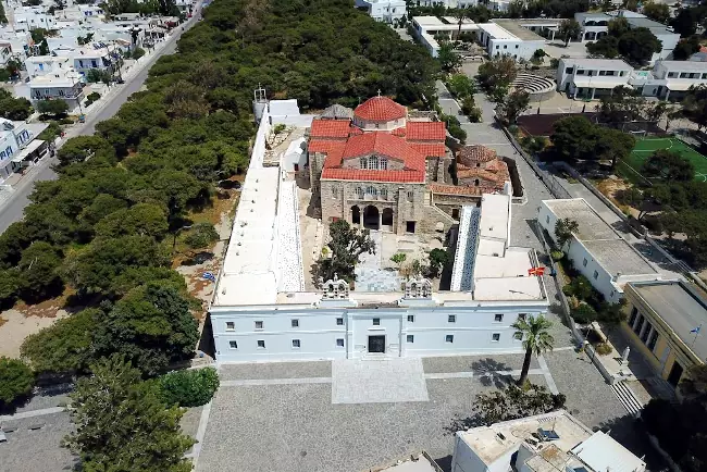 La basilica di Panagia Ekatontapiliani, composta da tre chiese e diverse cappelle interne ed esterne.