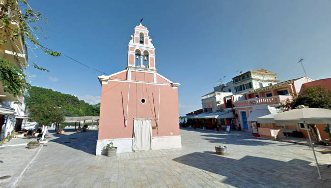 La chiesa del Santo Apostolo in una piazzetta tra le stradine di Gaios, a Paxos.