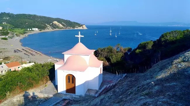 La piccola cappella di Erikousa che si affaccia sulla baia di Porto.