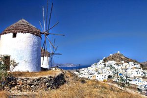 Vista di Chora Ios in Grecia e mulini a vento.