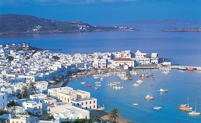 Il porto e Chora, la città vecchia di Mykonos.