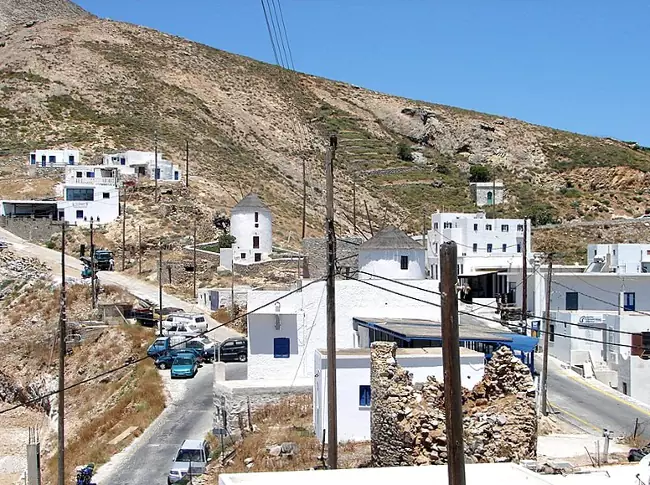 Case e mulini a vento a Chora, isola di Serifos in  Grecia.