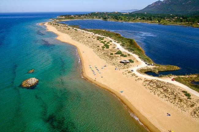 La spiaggia di Halikounas e Lago Korission.