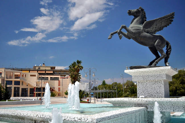 La statua di Pegaso nella piazza davanti al piccolo porto di Corinto.