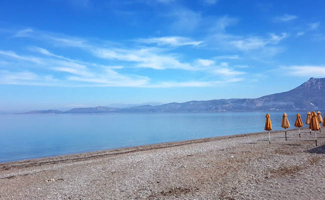 Kalamia è la spiaggia cittadina di Corinto, a due passi dal centro.