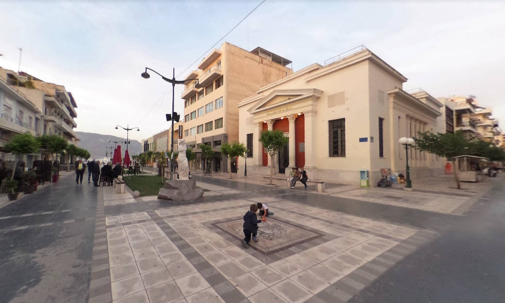 Un tratto del bel viale pedonale nel centro di Corinto.