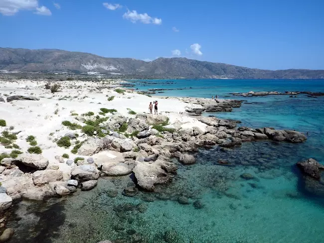 La scogliera e costa rocciosa intorno a Elafonissi.