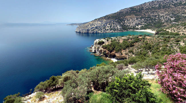 La stupenda costa orientale di Thassos dove fare una crociera a vela, vista dal monastero di Moni Archaggelou.