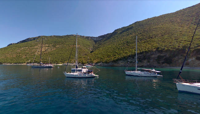 La costa tra Talaros e Pera Pigadi vista dal mare.