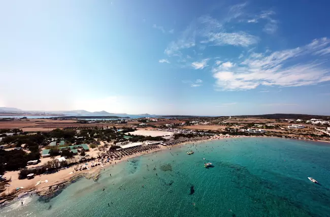 La costa di Pounda, conosciuta per le feste e i divertimenti dei giovani.