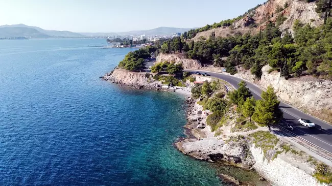 La bellissima costa orientale sul Golfo Pagaseo davanti a Volos, tutta da vedere.