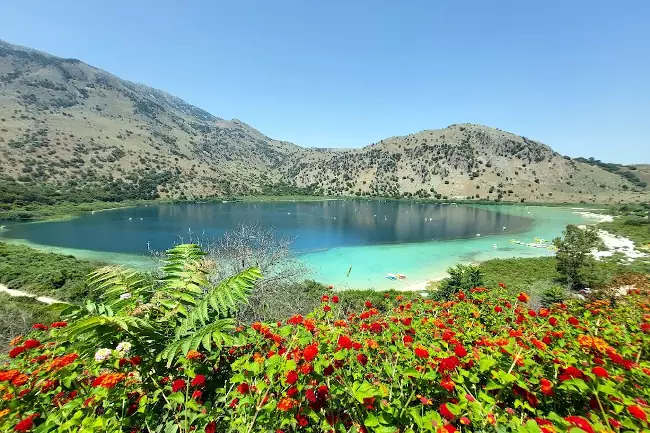 Il bellissimo Lago Kournas a Creta, con spiagge bianche e tante specie animali.