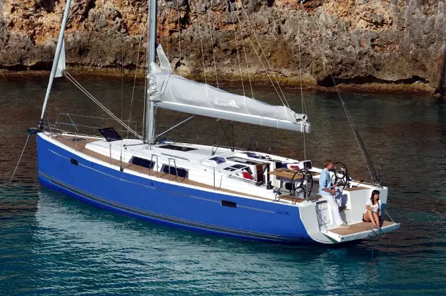 Un momento di relax per una nuotata durante una crociera in barca a vela a Thassos.