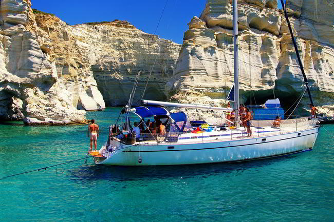 Crociera in barca a vela nelle isole Cicladi, Grecia.