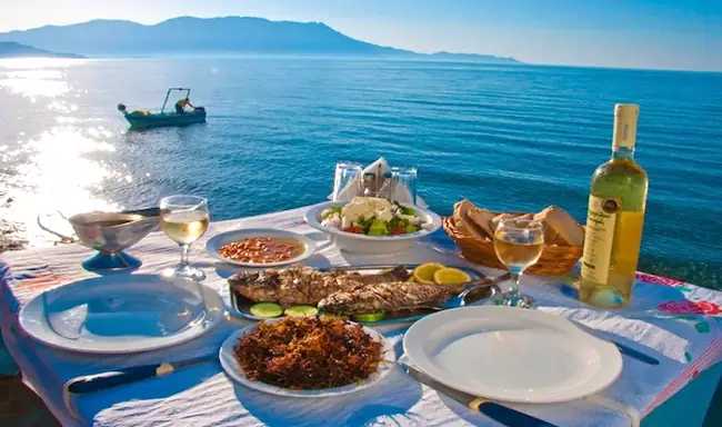 Settembre è il mese ideale per lasciarsi conquistare dai sapori autentici della cucina greca.