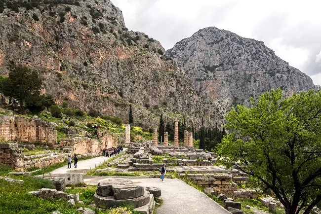 La gola delle rocce Fedriadi alle spalle del santuario di Delfi, alle pendici del Monte Parnaso.