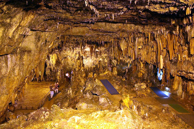 La grotta di Drogarati ricca di stalattiti e stalagmiti.