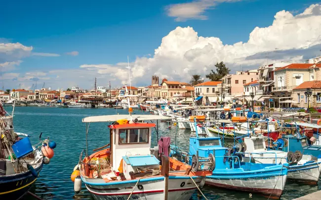 Isola di Egina, atmosfera tipicamente greca nel porto dei pescatori.