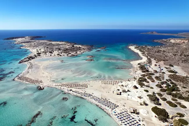 La stupenda spiaggia di Elafonisi a Creta con l'isola visti dall'alto.