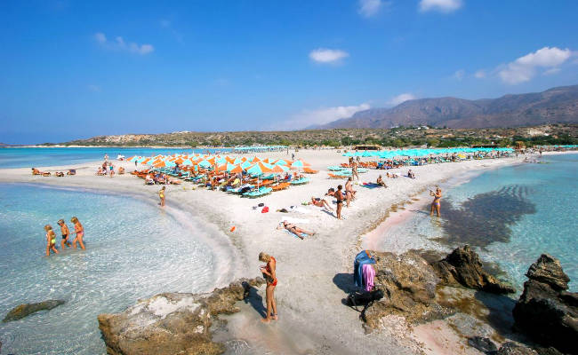 La fantastica spiaggia di Elafonisi a Creta, attrezzata per bambini e famiglie.