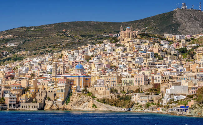 La bellissima Ermoupoli, capoluogo dell'isola greca di Syros.