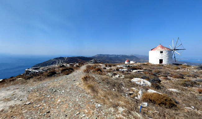 Uno dei tanti sentieri per escursioni dove scoprire la bellezza autentica di Amorgos.