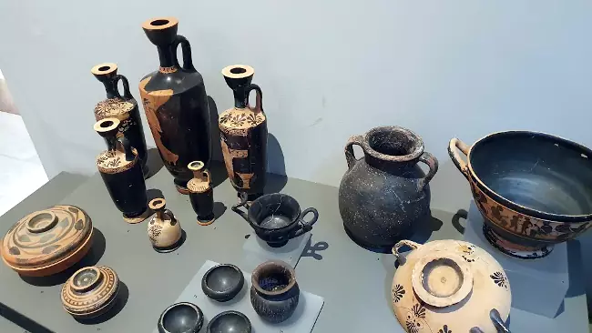 Alcuni oggetti esposti all'interno del museo archeologico di Volos.