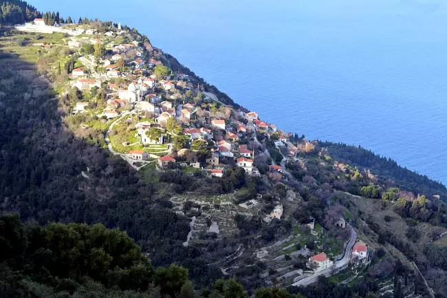 Le casette del villaggio tradizionale di Exogi, quasi arroccate intorno alla collina sulla baia.