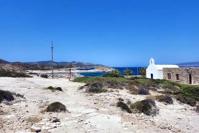 L'aspetto solitario e selvaggio di Faneronemi, con il mare ed una chiesetta, il bianco e il blu tipici delle isole greche.
