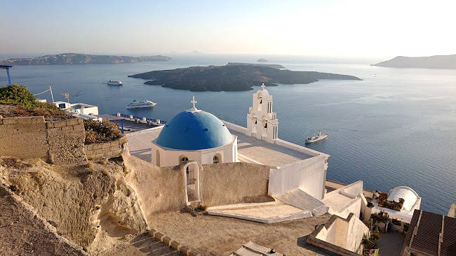 La tipica immagine di Firostefani con la chiesa ortodossa e le terrazze sul mare.