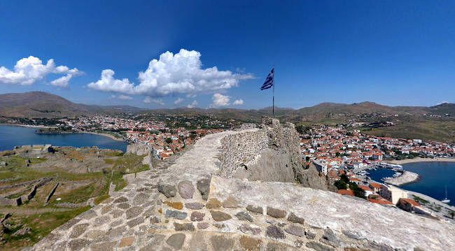 La fortezza bizantina di Myrina, il castello da cui si dominano le due baie della città.