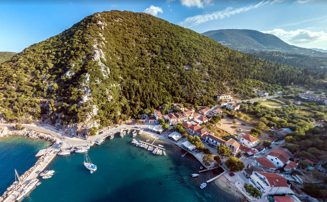 Il meraviglioso scenario del piccolo villaggio costiero di Frikes.