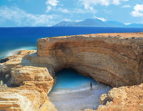 Gala beach con la grotta, fantastico posto di Koufonissi in Grecia.