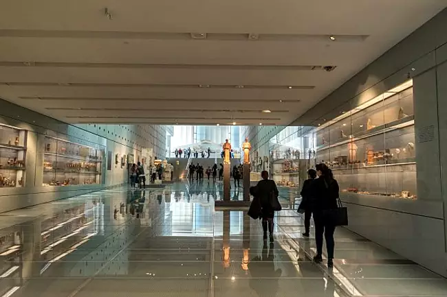 Galleria delle Pendici dell'Acropoli nel nuovo museo.