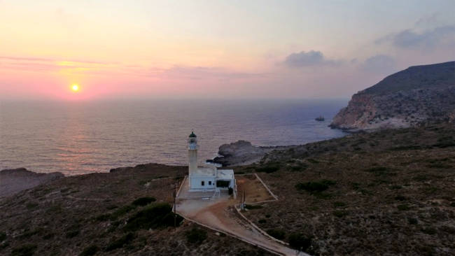 Il faro di Gerogompos, sul promontorio all'estremità sud-ovest.