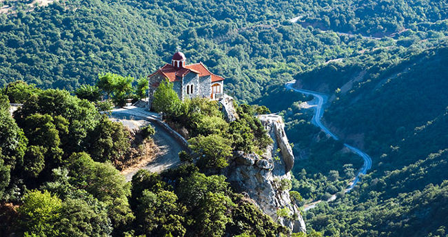 Una chiesa nella valle del fiume Lousios in Grecia, tra le gole e i canyon.