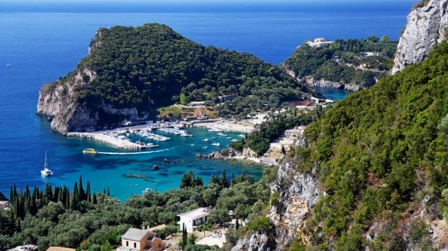 Vista di un promontorio di Paleokastritsa sull'isola di Corfù.