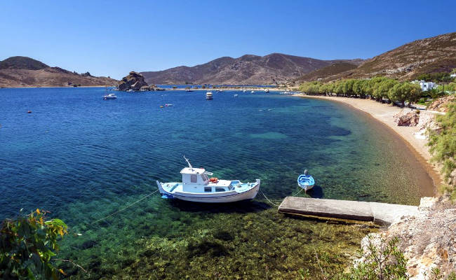 La bellissima spiaggia nella baia di Grikos.