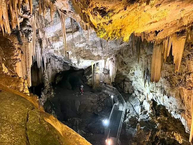 Lo spettacolo naturale di stalattiti e stalagmiti nella Grotta di Antiparos.