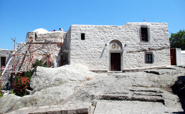 L'esterno della Grotta dell'Apocalisse a Patmos.