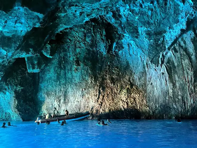 L'interno della Grotta Blu a Kastelorizo.