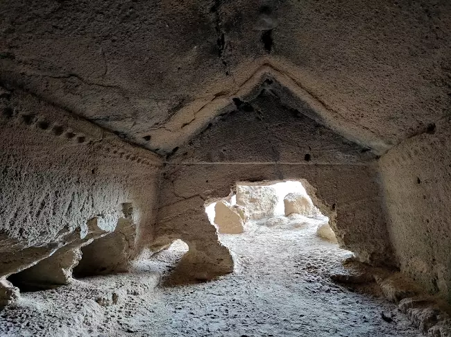 L'interno della grotta dove vi era un Santuario dedicato al dio greco Poseidone.