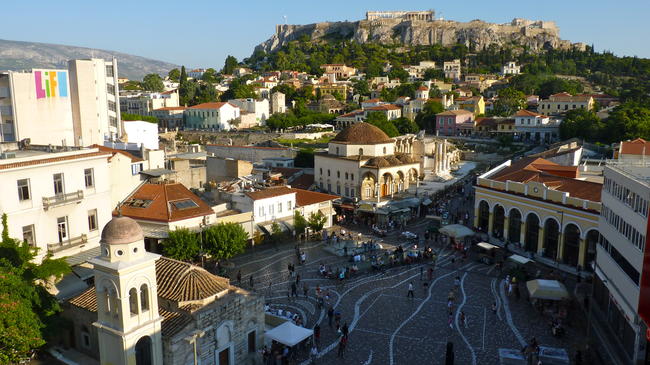 La piazza di Monastiraki e l'Acropoli di Atene.