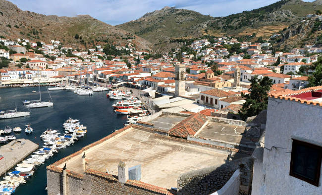 Il centro cittadino di Hydra, con il quartiere più antico sul porto.