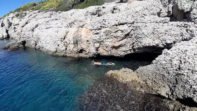 L'ingresso della grotta di Bekiris da raggiungere a nuoto.